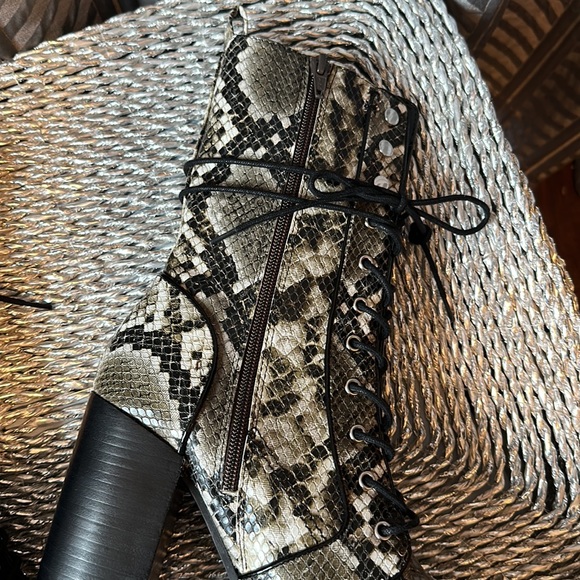 Like new Dolce Vita Ayleen snakeskin lace up zip up boots size 9.5 snake skin - Picture 13 of 15